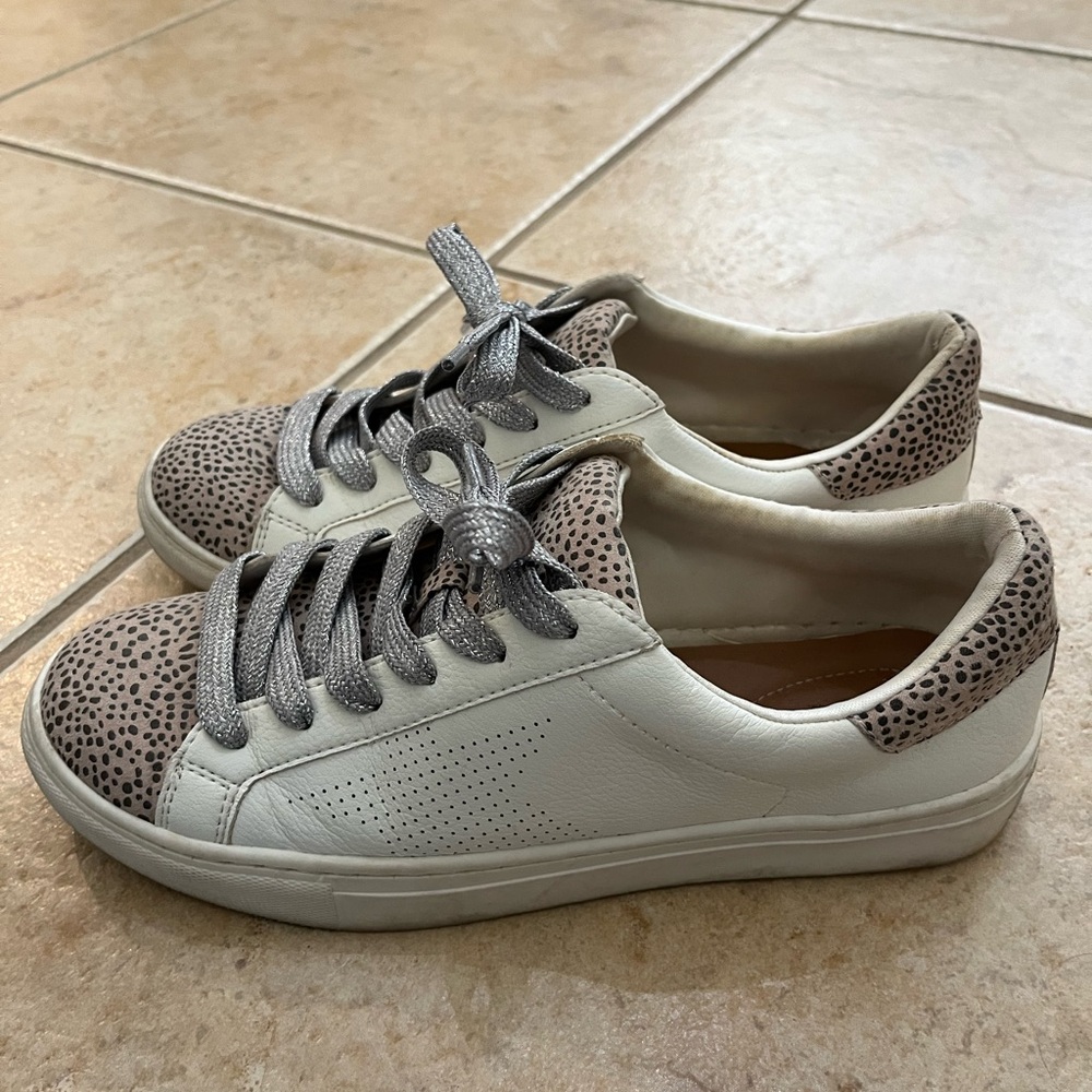 Universal Thread Women’s Animal Print Sneakers Size: 9